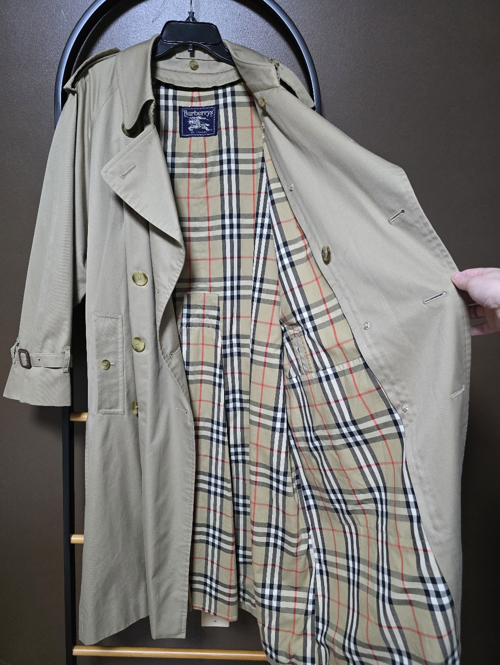 Burberry Classic Beige Double-Breasted Trench Coat with Check Lining - Picture 5 of 12